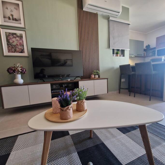 Centrally Located, Well Equipped, Stylish Flat. Сейнт Полс Бей Екстериор снимка