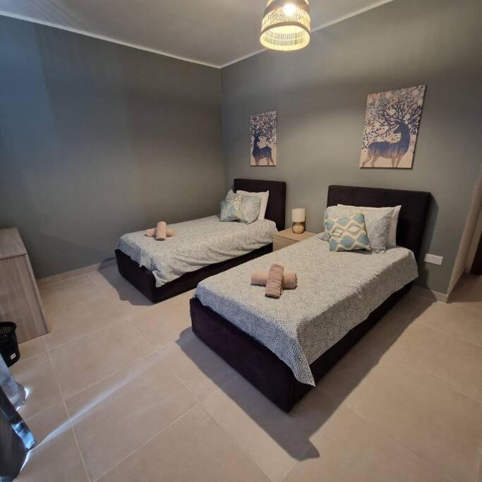 Centrally Located, Well Equipped, Stylish Flat. Сейнт Полс Бей Екстериор снимка