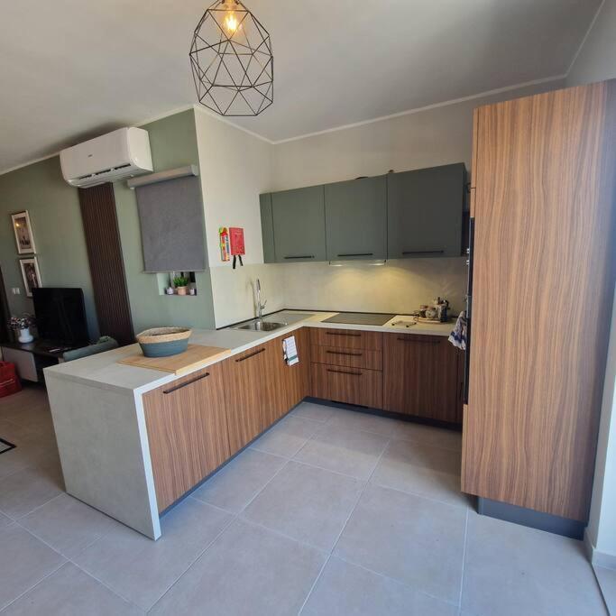 Centrally Located, Well Equipped, Stylish Flat. Сейнт Полс Бей Екстериор снимка