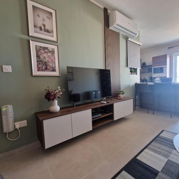 Centrally Located, Well Equipped, Stylish Flat. Сейнт Полс Бей Екстериор снимка