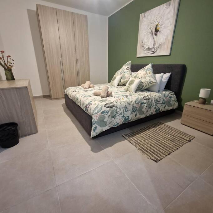 Centrally Located, Well Equipped, Stylish Flat. Сейнт Полс Бей Екстериор снимка