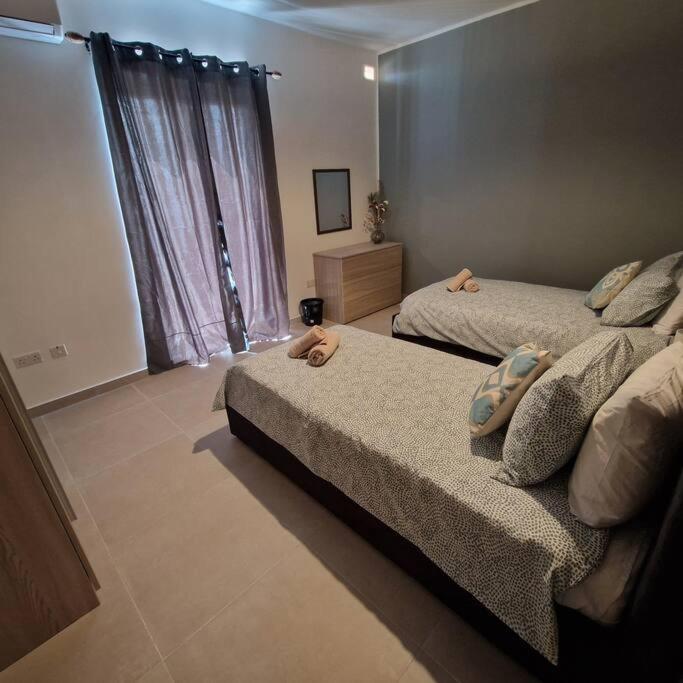 Centrally Located, Well Equipped, Stylish Flat. Сейнт Полс Бей Екстериор снимка