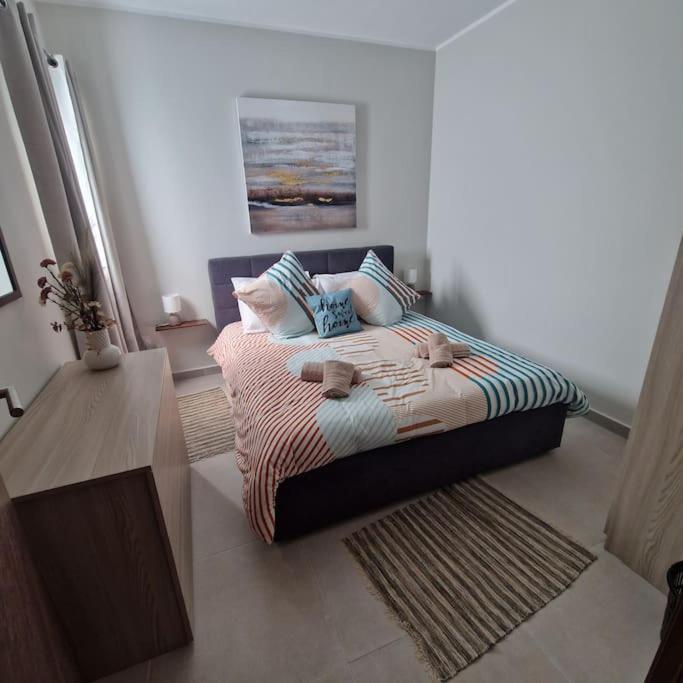 Centrally Located, Well Equipped, Stylish Flat. Сейнт Полс Бей Екстериор снимка