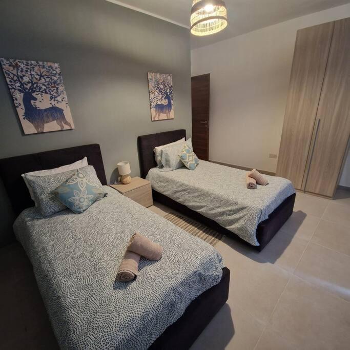 Centrally Located, Well Equipped, Stylish Flat. Сейнт Полс Бей Екстериор снимка