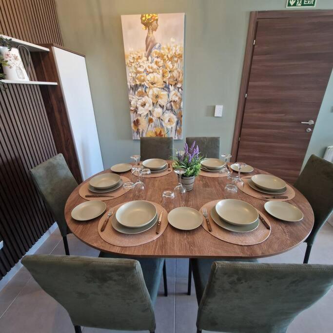 Centrally Located, Well Equipped, Stylish Flat. Сейнт Полс Бей Екстериор снимка