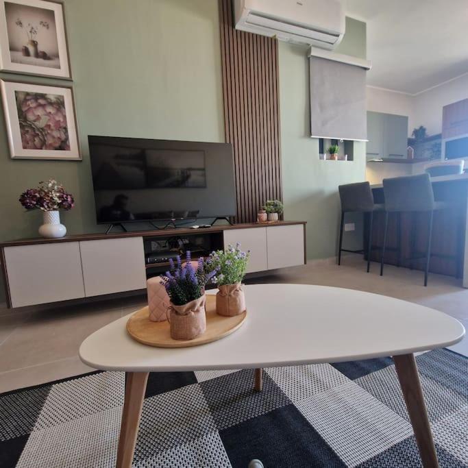 Centrally Located, Well Equipped, Stylish Flat. Сейнт Полс Бей Екстериор снимка
