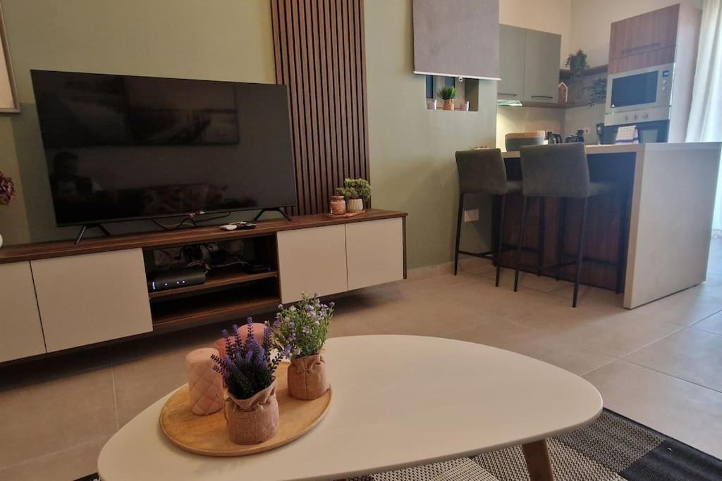 Centrally Located, Well Equipped, Stylish Flat. Сейнт Полс Бей Екстериор снимка