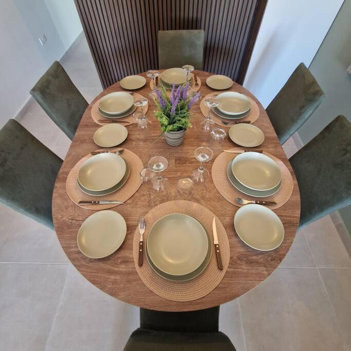 Centrally Located, Well Equipped, Stylish Flat. Сейнт Полс Бей Екстериор снимка