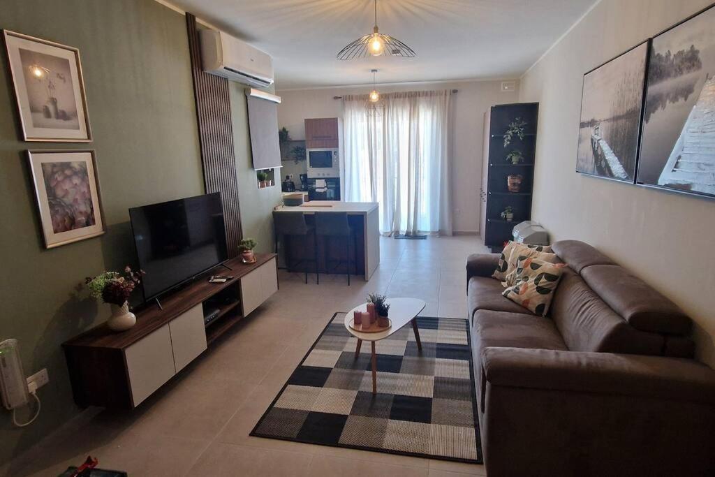 Centrally Located, Well Equipped, Stylish Flat. Сейнт Полс Бей Екстериор снимка