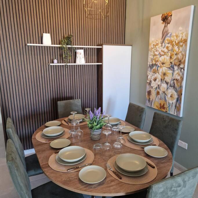 Centrally Located, Well Equipped, Stylish Flat. Сейнт Полс Бей Екстериор снимка