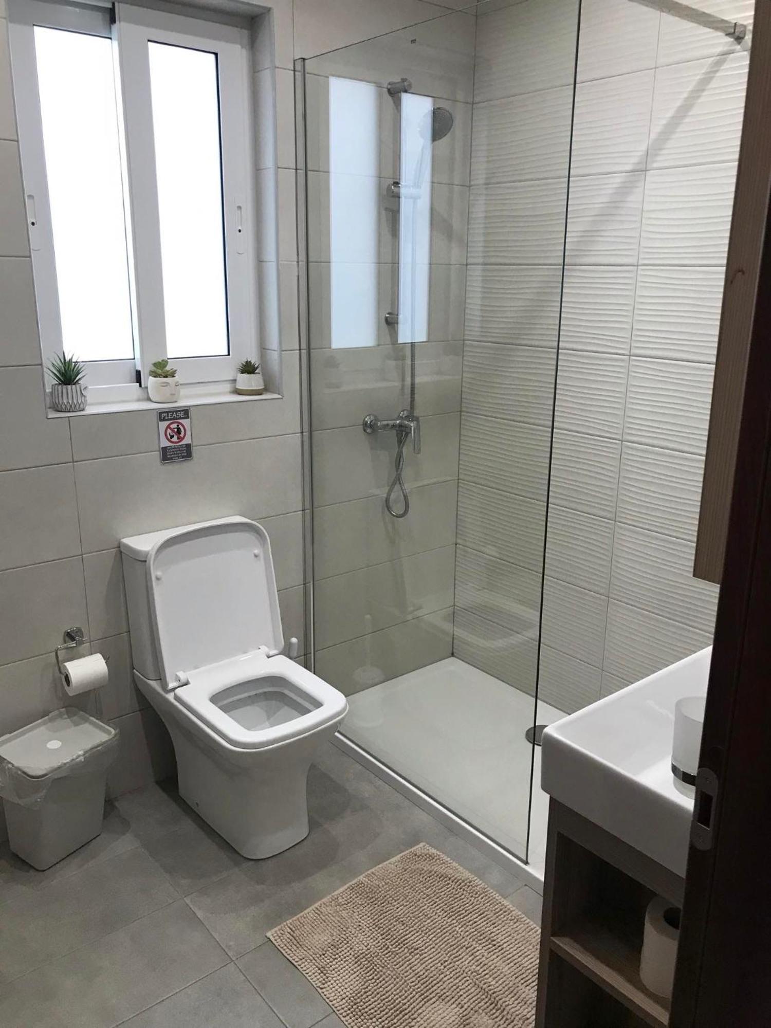 Centrally Located, Well Equipped, Stylish Flat. Сейнт Полс Бей Екстериор снимка