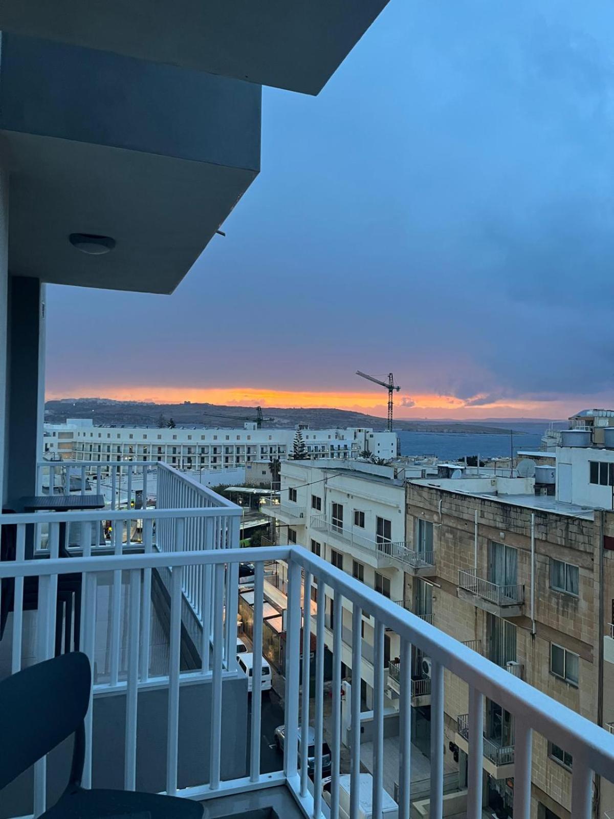 Centrally Located, Well Equipped, Stylish Flat. Сейнт Полс Бей Екстериор снимка