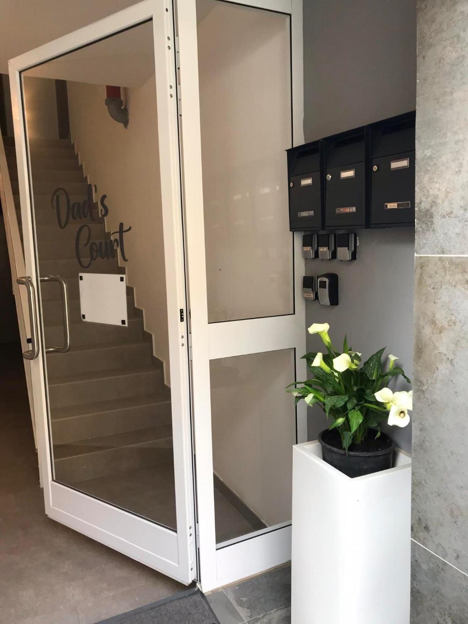 Centrally Located, Well Equipped, Stylish Flat. Сейнт Полс Бей Екстериор снимка