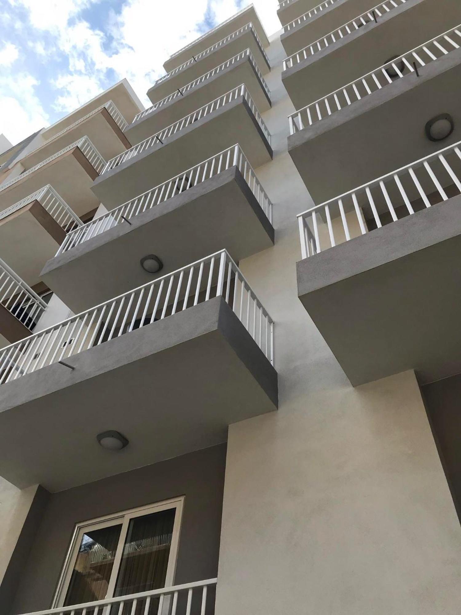 Centrally Located, Well Equipped, Stylish Flat. Сейнт Полс Бей Екстериор снимка