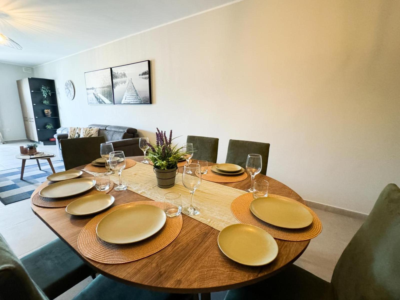 Centrally Located, Well Equipped, Stylish Flat. Сейнт Полс Бей Екстериор снимка