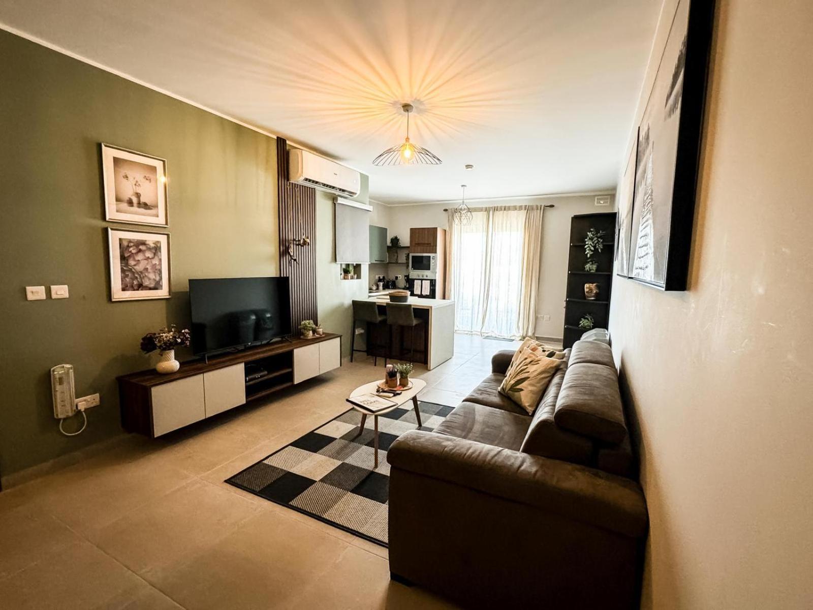 Centrally Located, Well Equipped, Stylish Flat. Сейнт Полс Бей Екстериор снимка