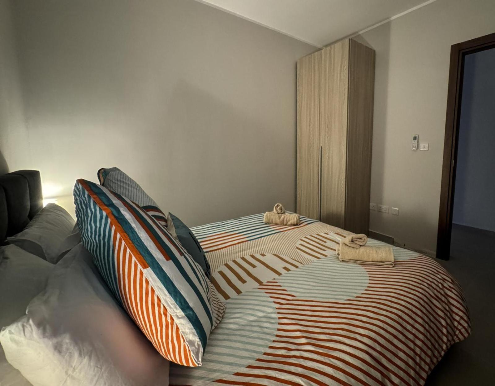 Centrally Located, Well Equipped, Stylish Flat. Сейнт Полс Бей Екстериор снимка