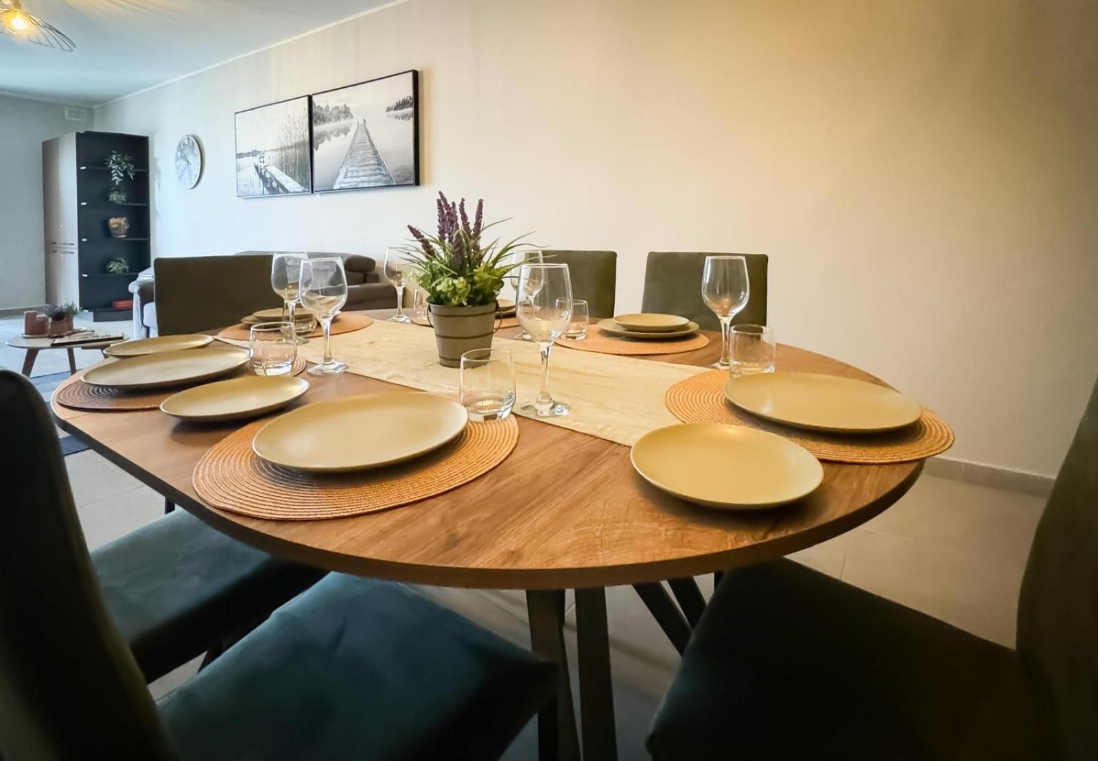 Centrally Located, Well Equipped, Stylish Flat. Сейнт Полс Бей Екстериор снимка