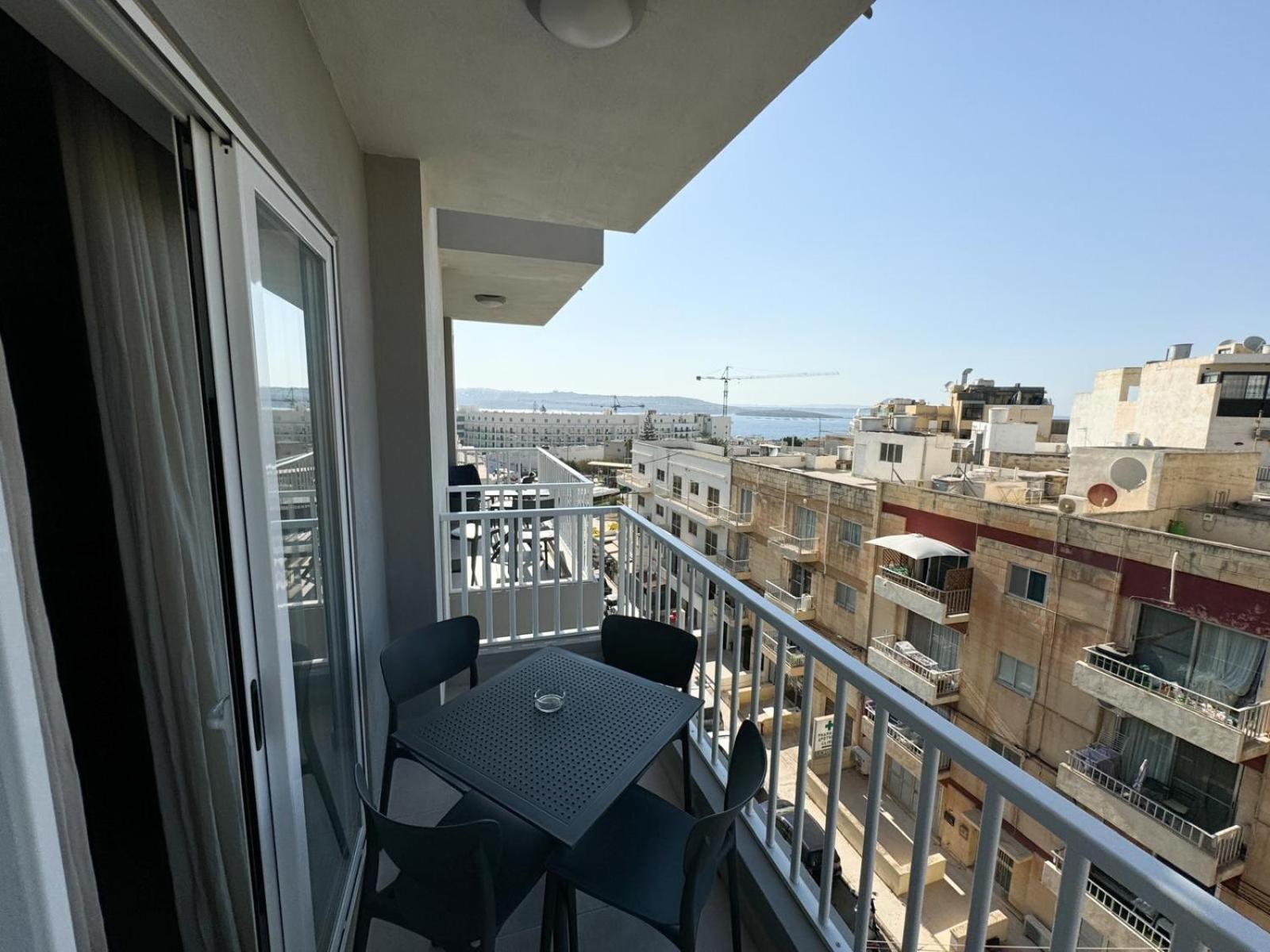 Centrally Located, Well Equipped, Stylish Flat. Сейнт Полс Бей Екстериор снимка