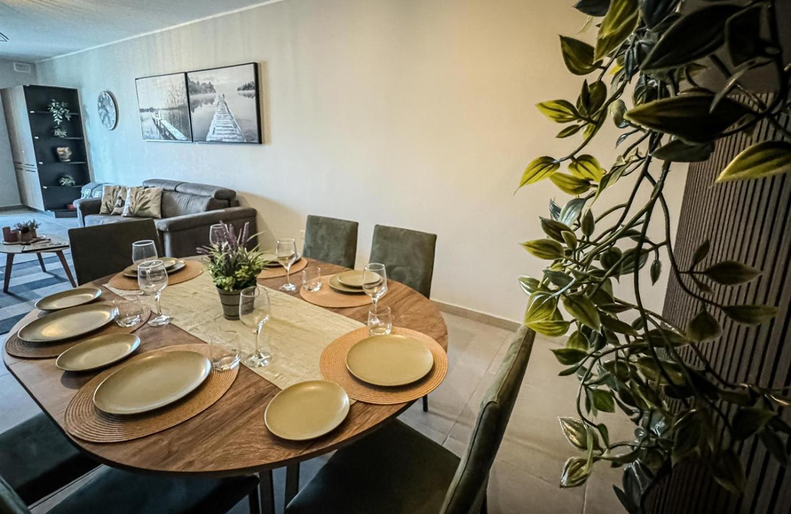 Centrally Located, Well Equipped, Stylish Flat. Сейнт Полс Бей Екстериор снимка