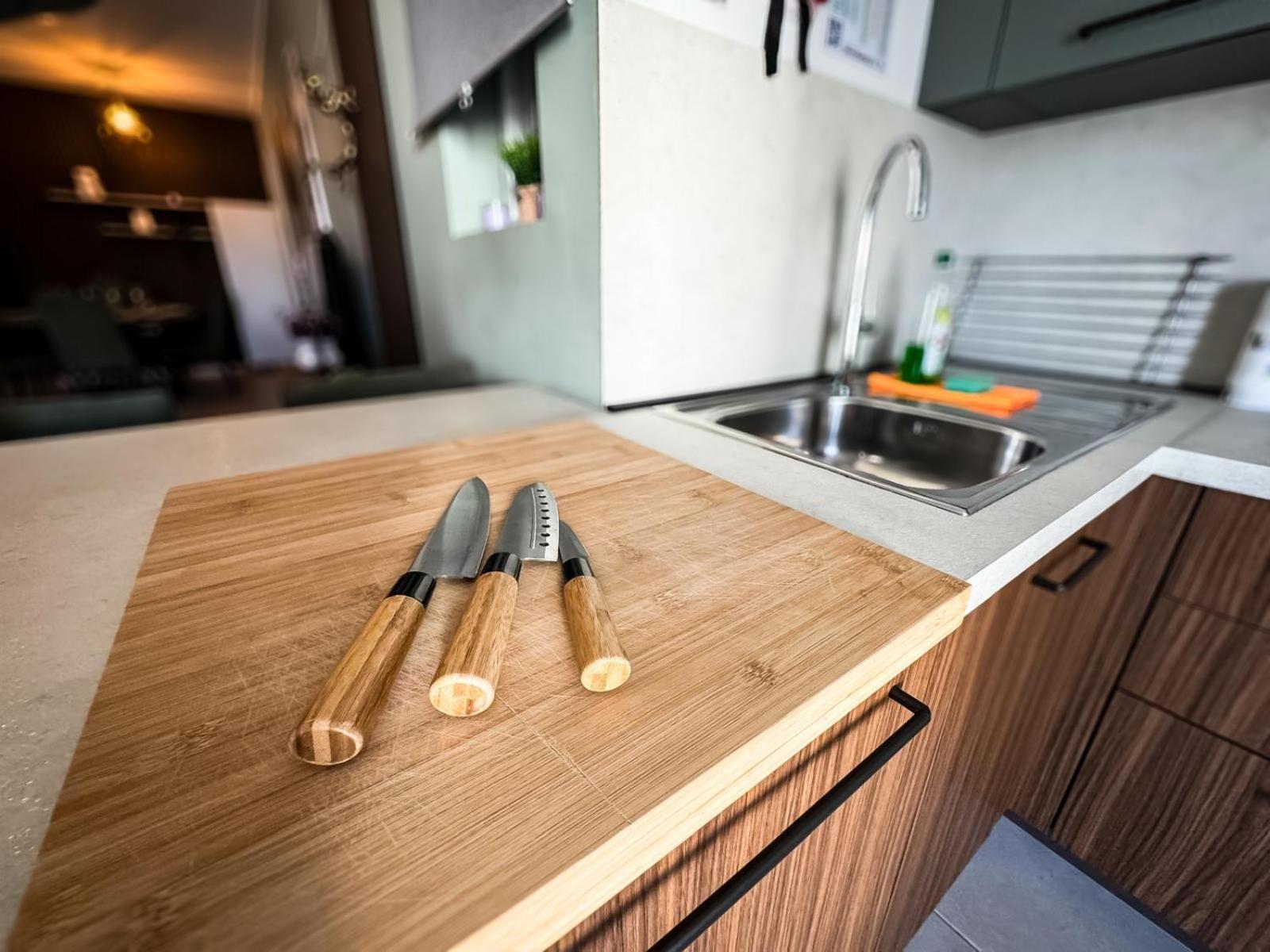 Centrally Located, Well Equipped, Stylish Flat. Сейнт Полс Бей Екстериор снимка