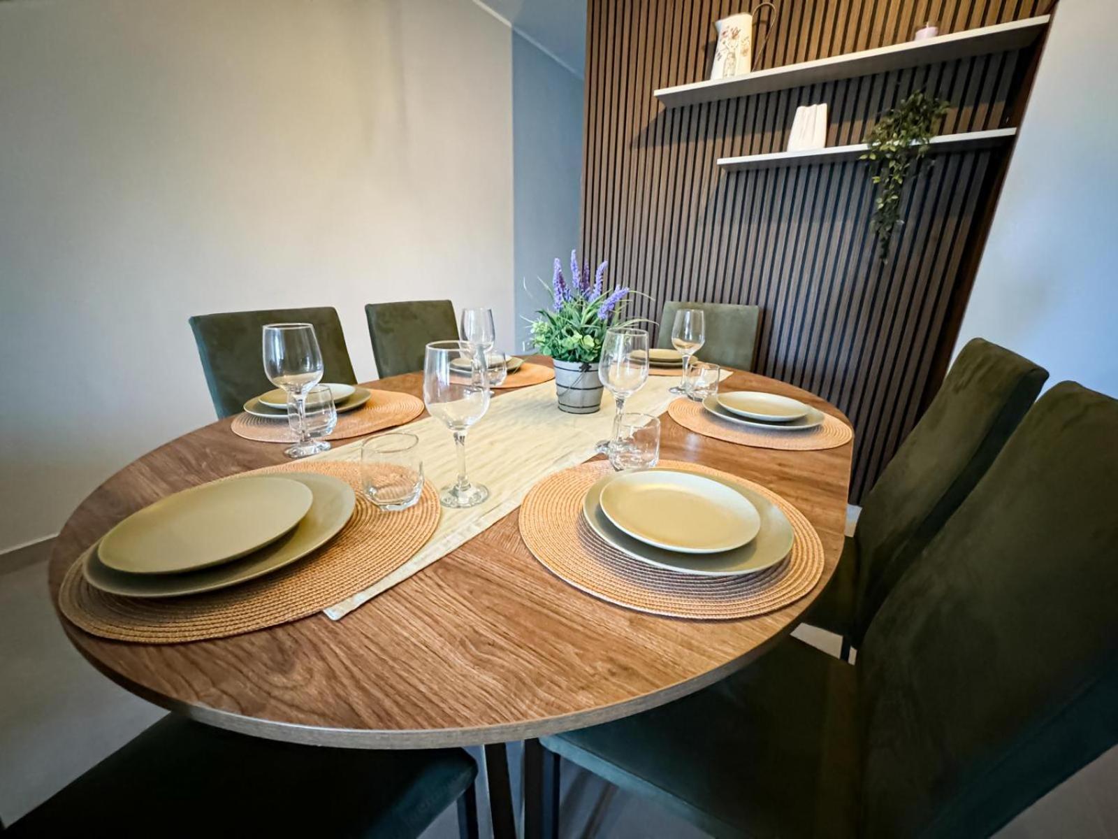 Centrally Located, Well Equipped, Stylish Flat. Сейнт Полс Бей Екстериор снимка