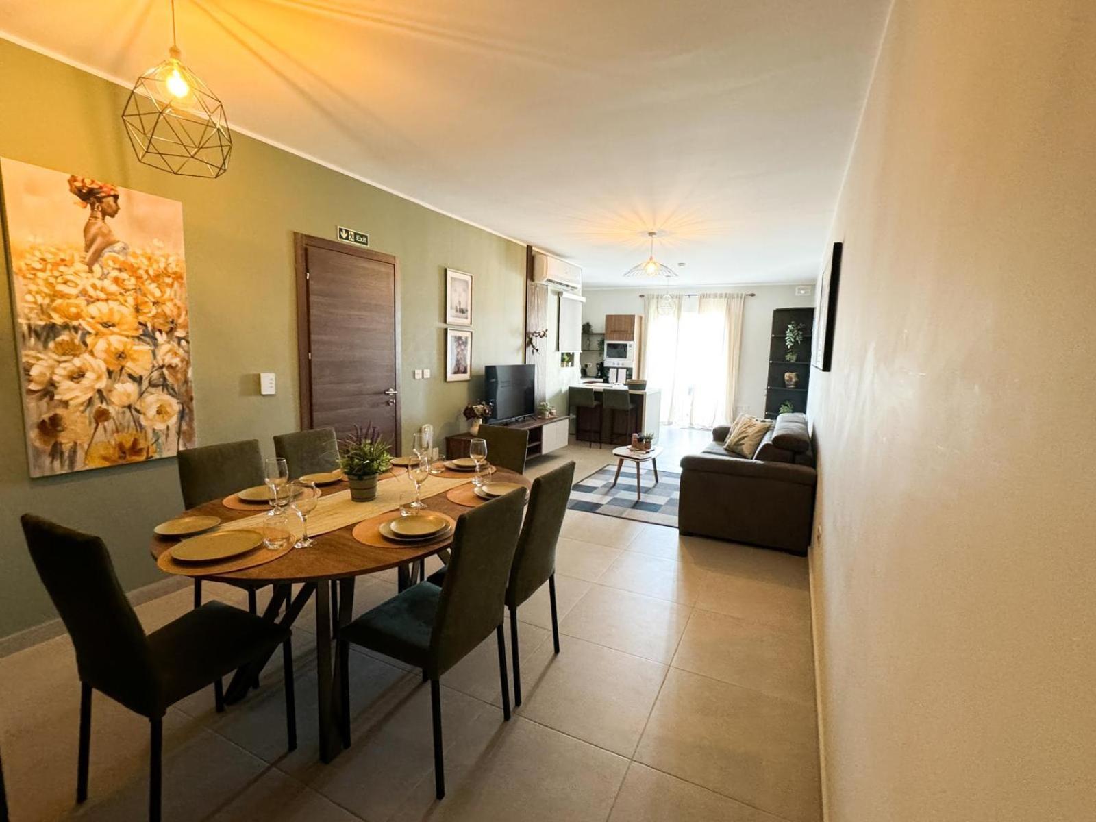 Centrally Located, Well Equipped, Stylish Flat. Сейнт Полс Бей Екстериор снимка