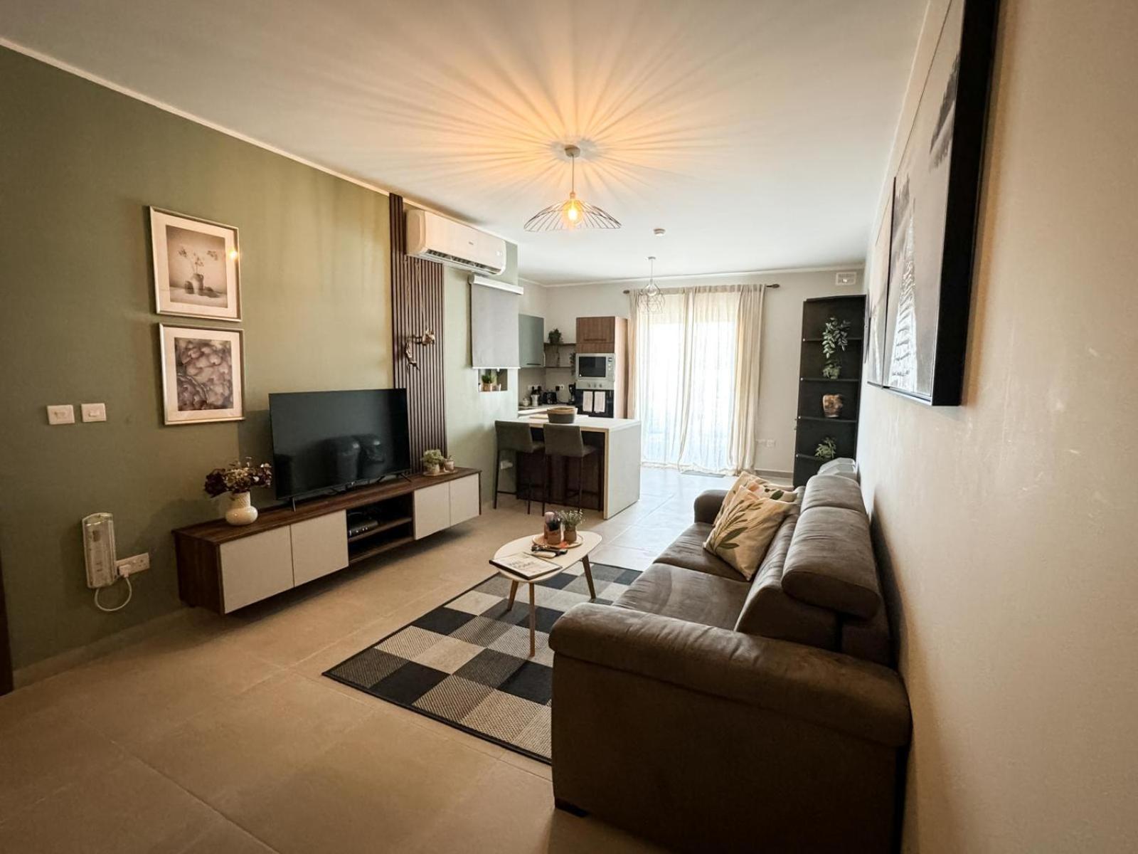 Centrally Located, Well Equipped, Stylish Flat. Сейнт Полс Бей Екстериор снимка