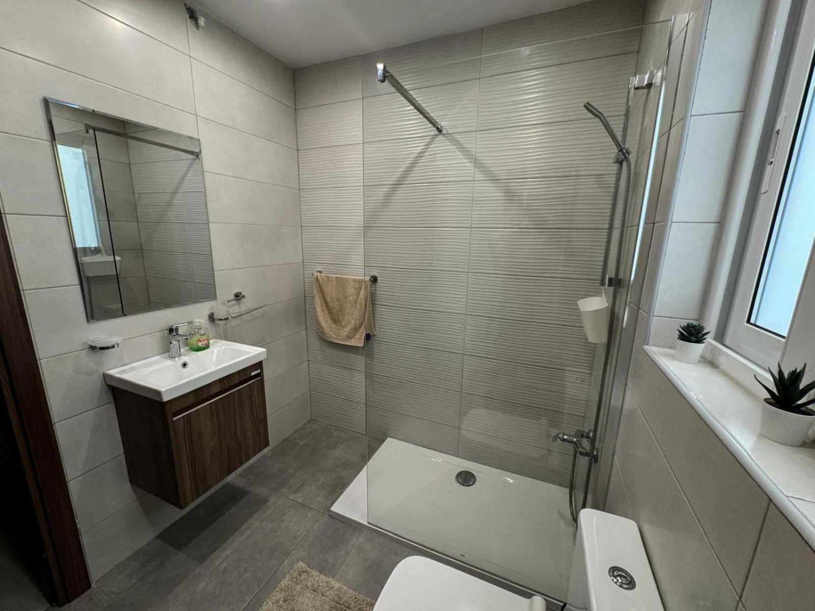 Centrally Located, Well Equipped, Stylish Flat. Сейнт Полс Бей Екстериор снимка