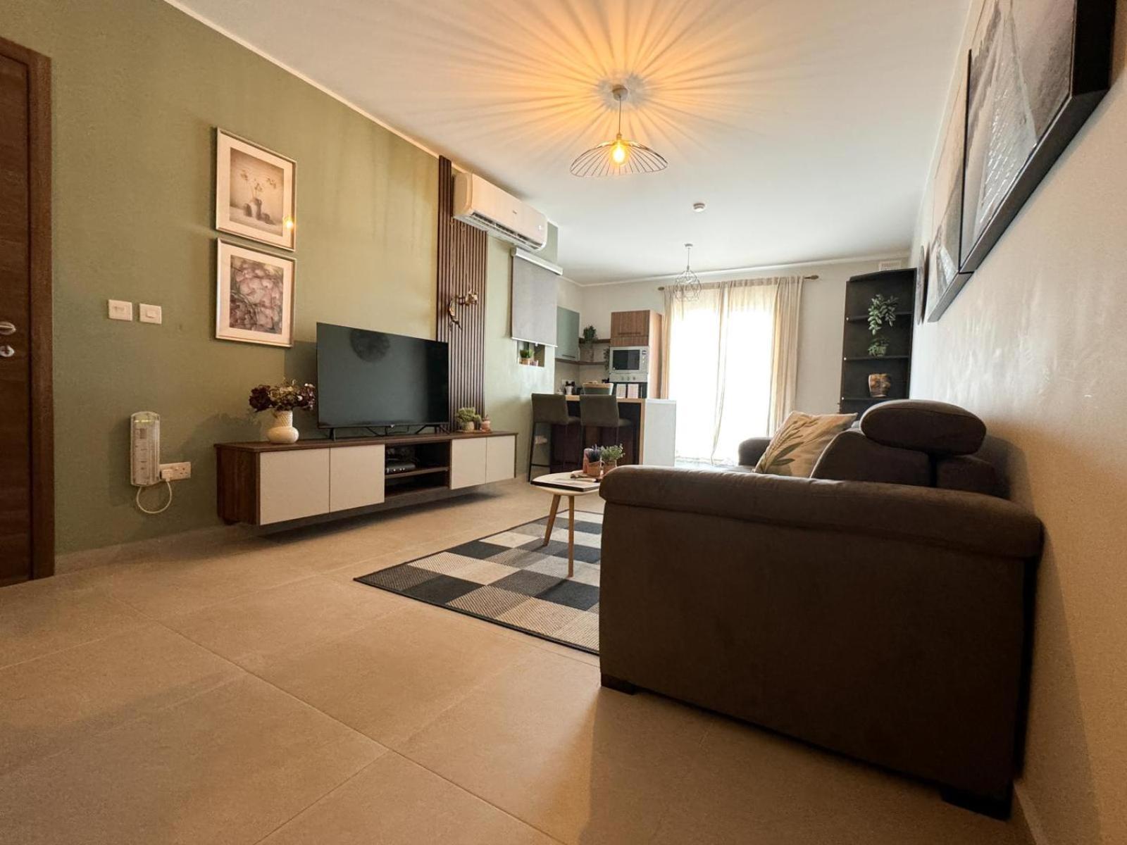 Centrally Located, Well Equipped, Stylish Flat. Сейнт Полс Бей Екстериор снимка