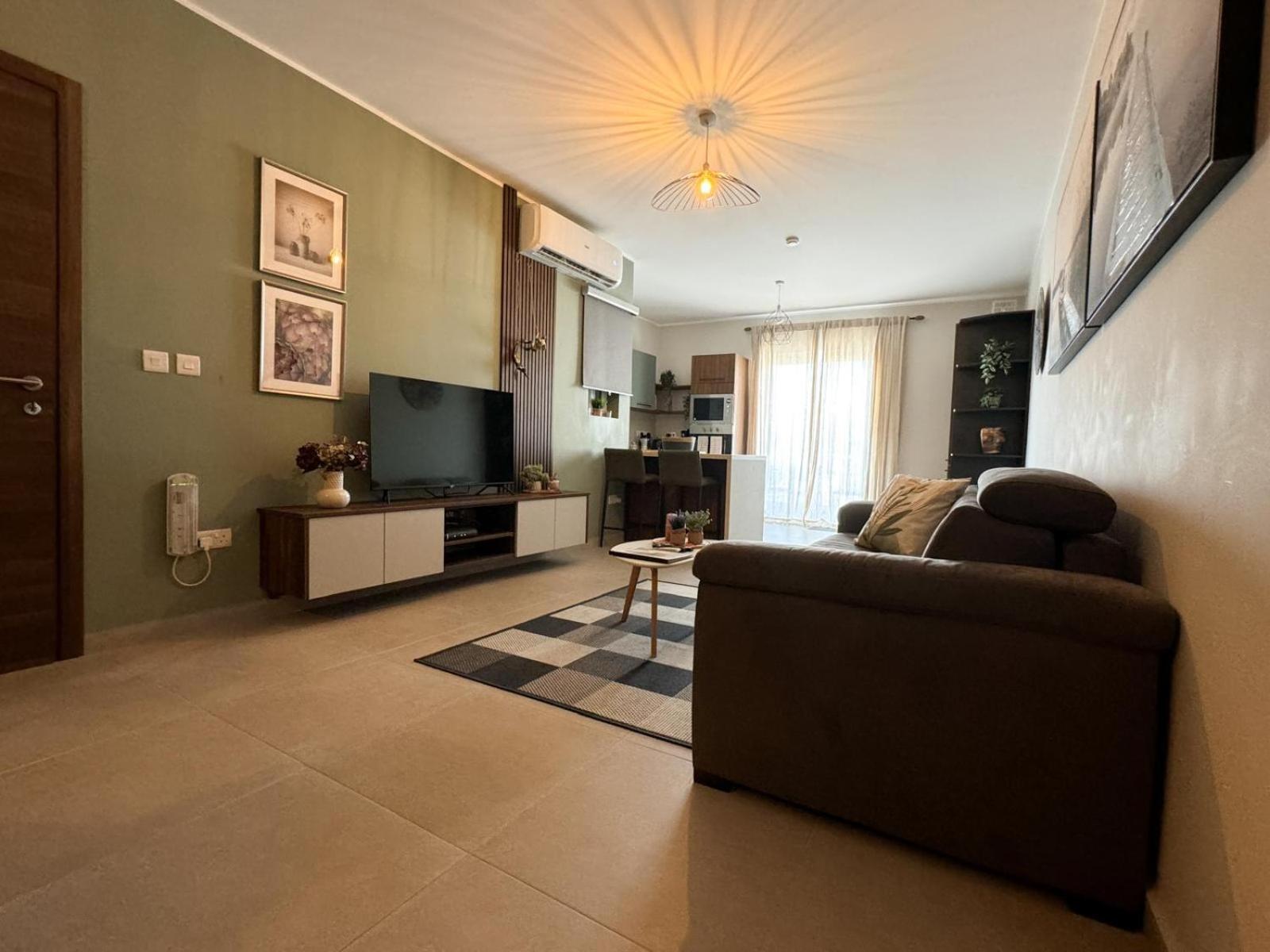 Centrally Located, Well Equipped, Stylish Flat. Сейнт Полс Бей Екстериор снимка