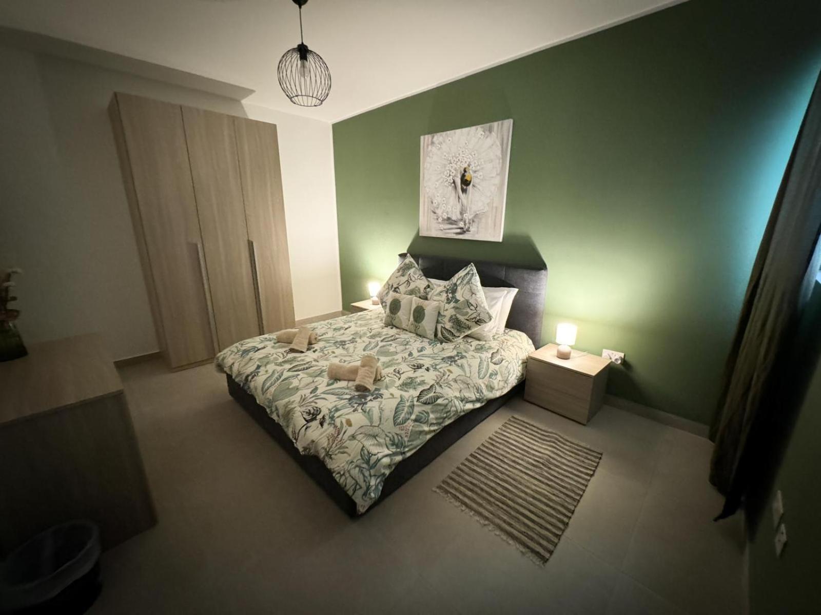 Centrally Located, Well Equipped, Stylish Flat. Сейнт Полс Бей Екстериор снимка