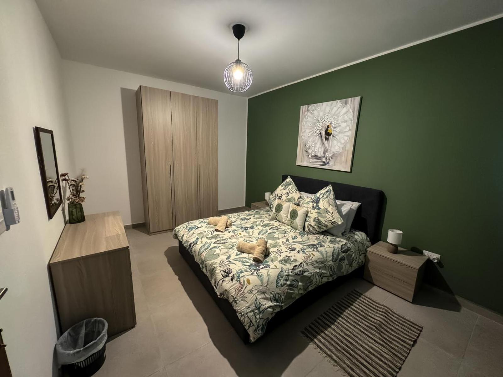 Centrally Located, Well Equipped, Stylish Flat. Сейнт Полс Бей Екстериор снимка