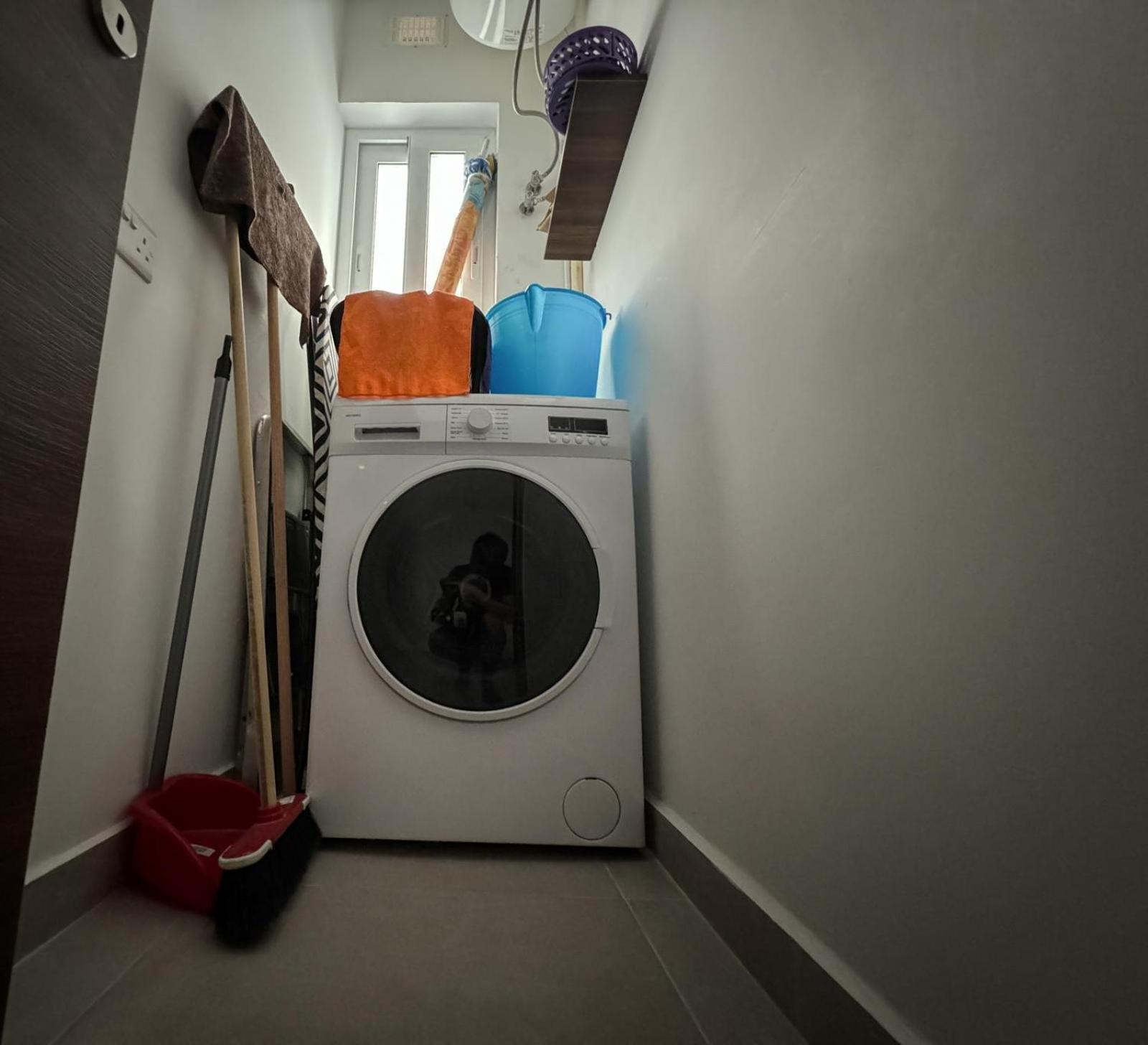 Centrally Located, Well Equipped, Stylish Flat. Сейнт Полс Бей Екстериор снимка