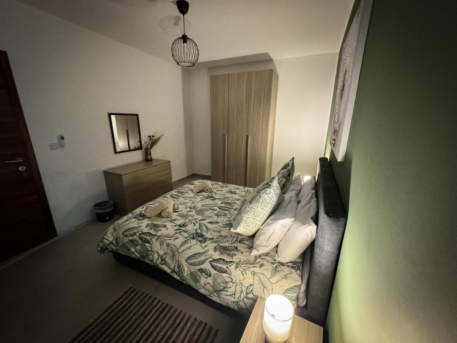 Centrally Located, Well Equipped, Stylish Flat. Сейнт Полс Бей Екстериор снимка