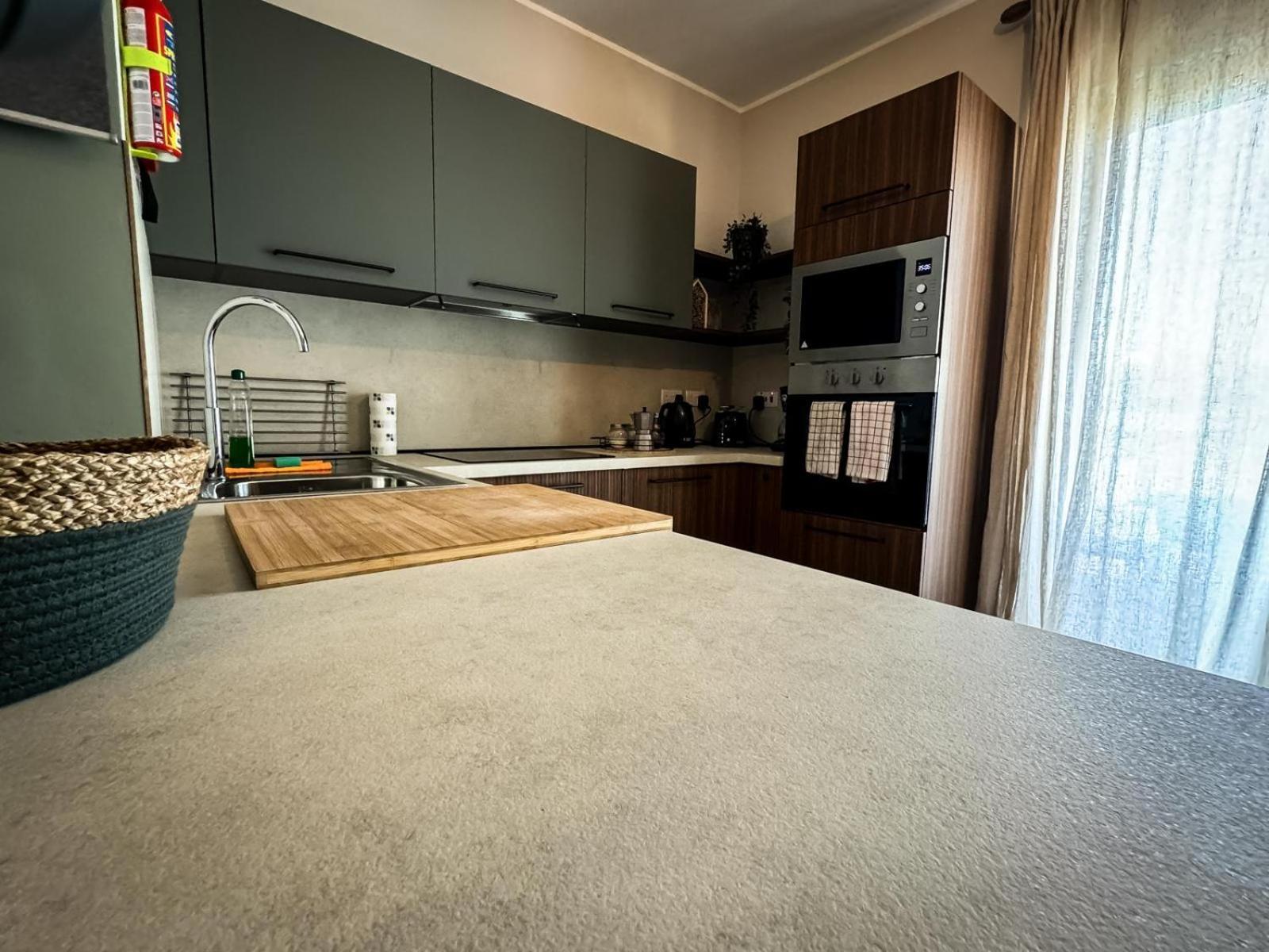 Centrally Located, Well Equipped, Stylish Flat. Сейнт Полс Бей Екстериор снимка