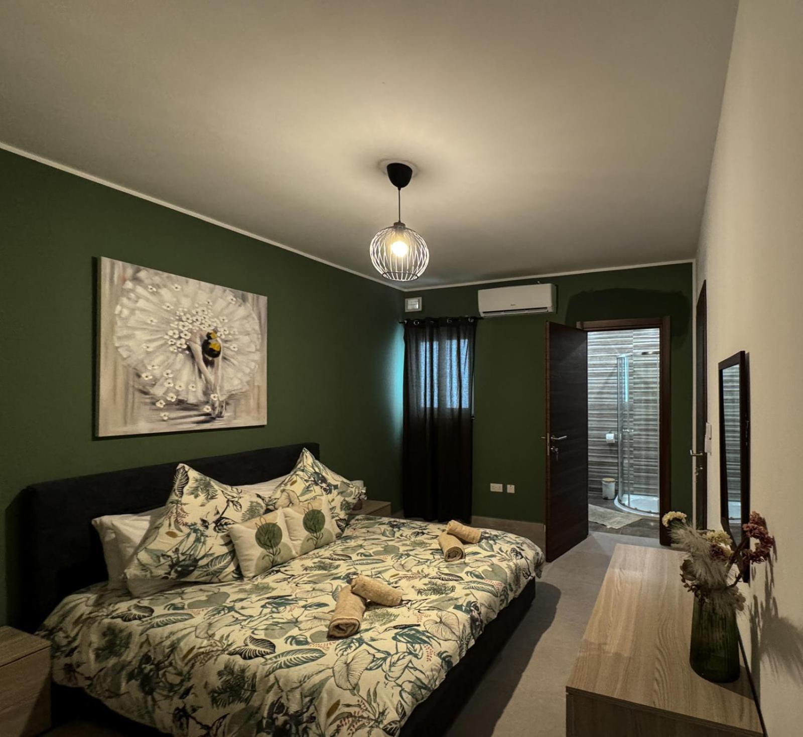 Centrally Located, Well Equipped, Stylish Flat. Сейнт Полс Бей Екстериор снимка