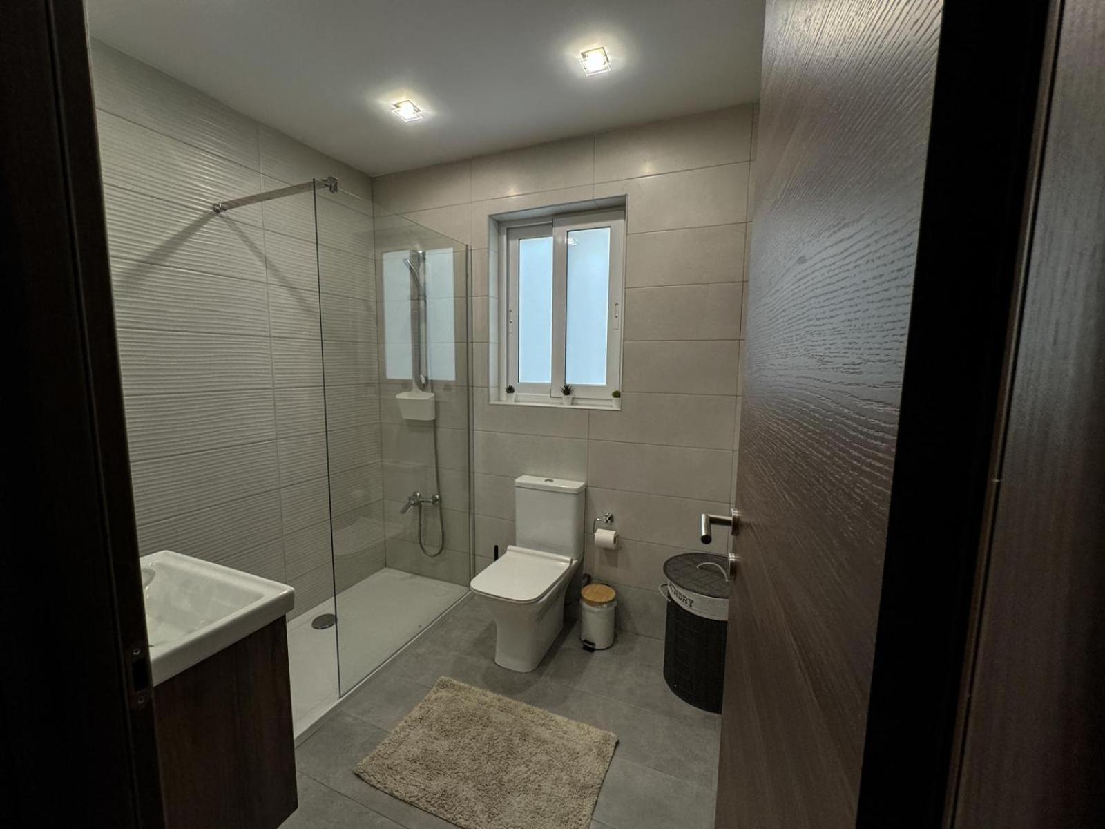 Centrally Located, Well Equipped, Stylish Flat. Сейнт Полс Бей Екстериор снимка