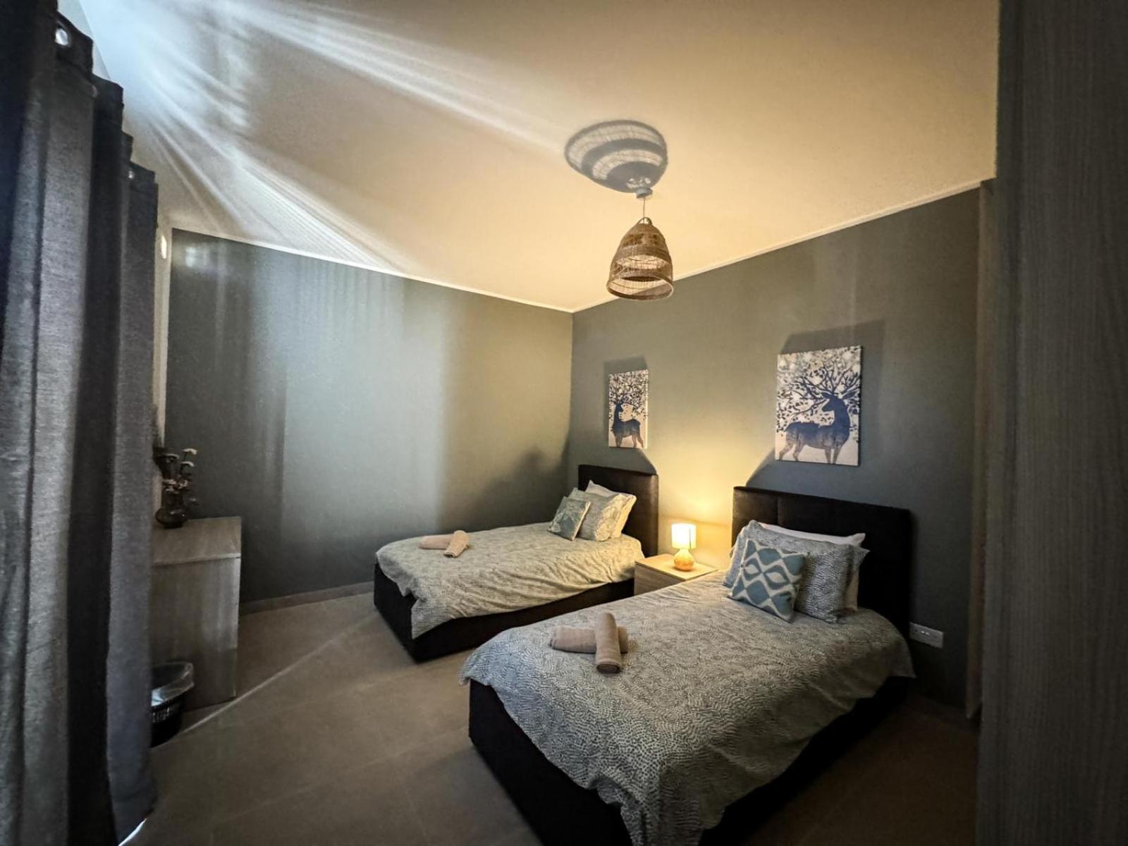 Centrally Located, Well Equipped, Stylish Flat. Сейнт Полс Бей Екстериор снимка