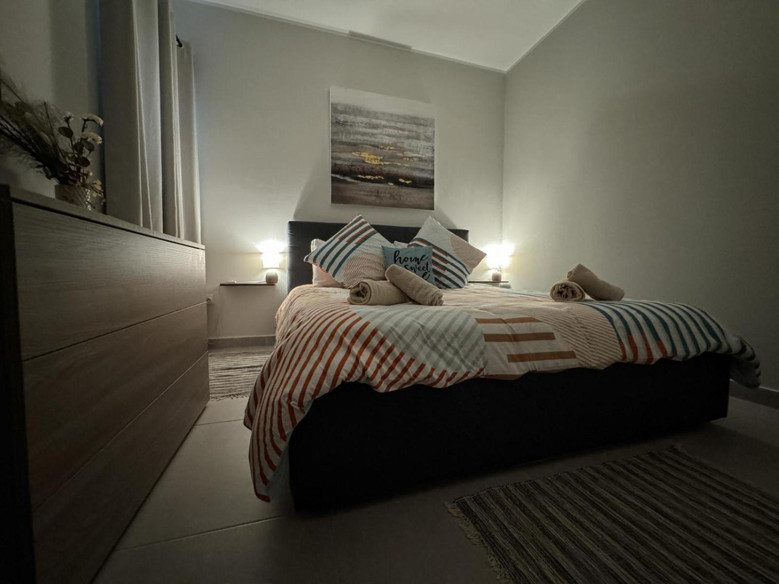 Centrally Located, Well Equipped, Stylish Flat. Сейнт Полс Бей Екстериор снимка